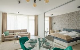Parizs Garden Apartments
